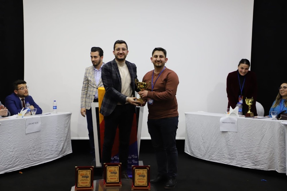 AK Partili gençler münazara yaptı 