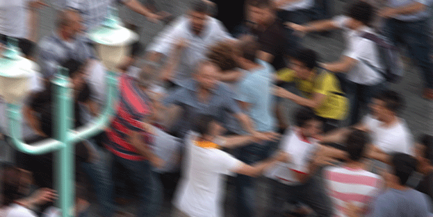 Ak Partili gençlere onlarca kişi saldırdı