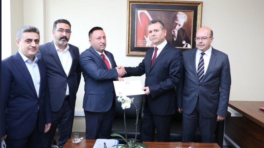 AK Partili Hüseyin Beyoğlu mazbatasını aldı 