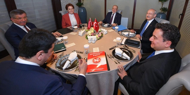 AK Partili isim açıkladı: Babacan ve Davutoğlu'nun o masadan kalkması lazım