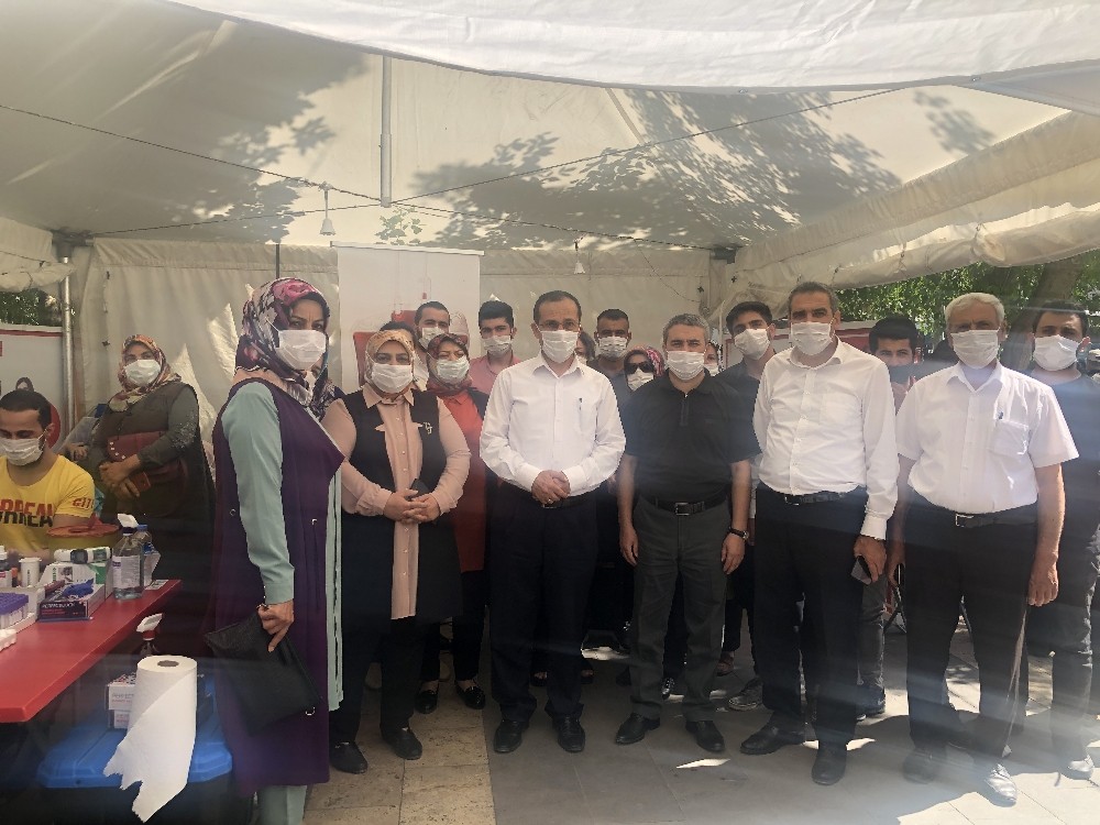 AK Partili kadınlar kan bağışında bulundu 