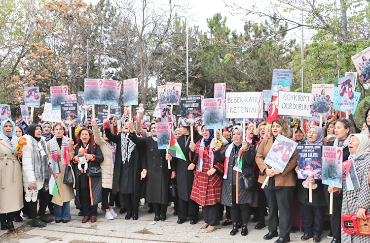 AK Parti'li kadınlardan İsrail Büyükelçiliği konutu önünde eylem: Çocuklar ölürken, sessiz kalınmaz