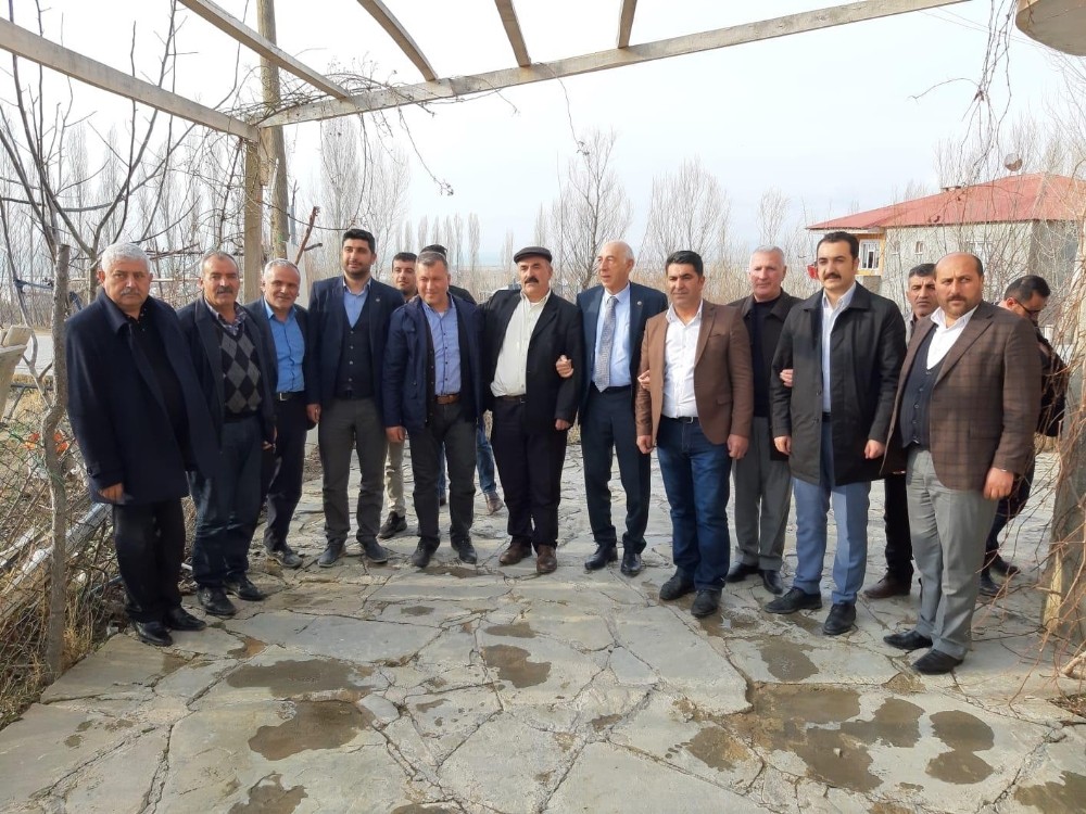 AK Parti’li Kartal’dan ev ziyaretleri 