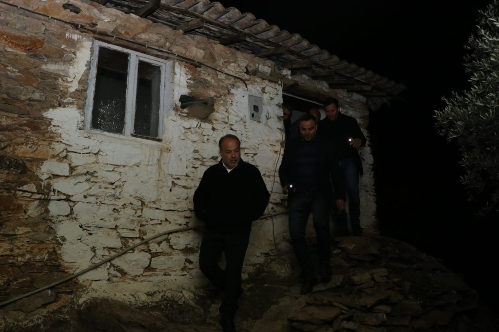 AK Partili Metin Yavuz evleri yanan ailenin yardımına koştu 