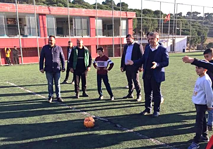 AK Partili Milletvekili Canbey, gençlerle top oynadı 