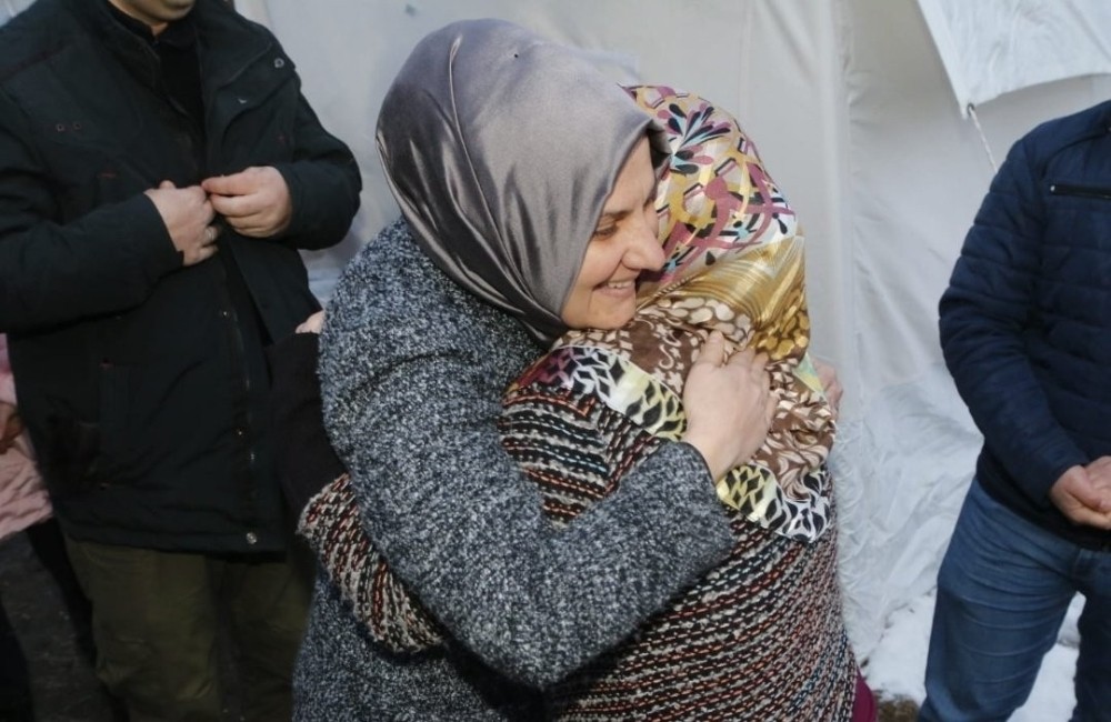 AK Partili Sermin Balık, Elazığ’da depremzedelerin yanında 