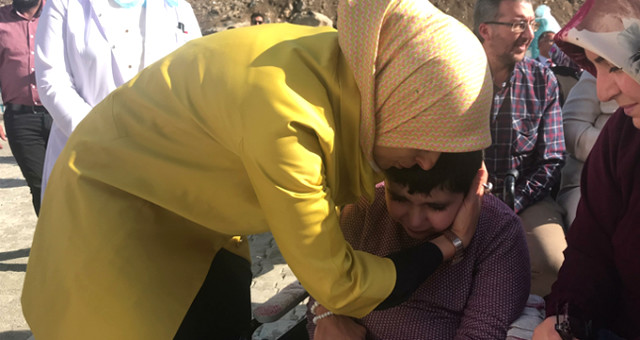 AK Parti'li vekil, töreni bırakıp engelli çocuğun yanına koştu