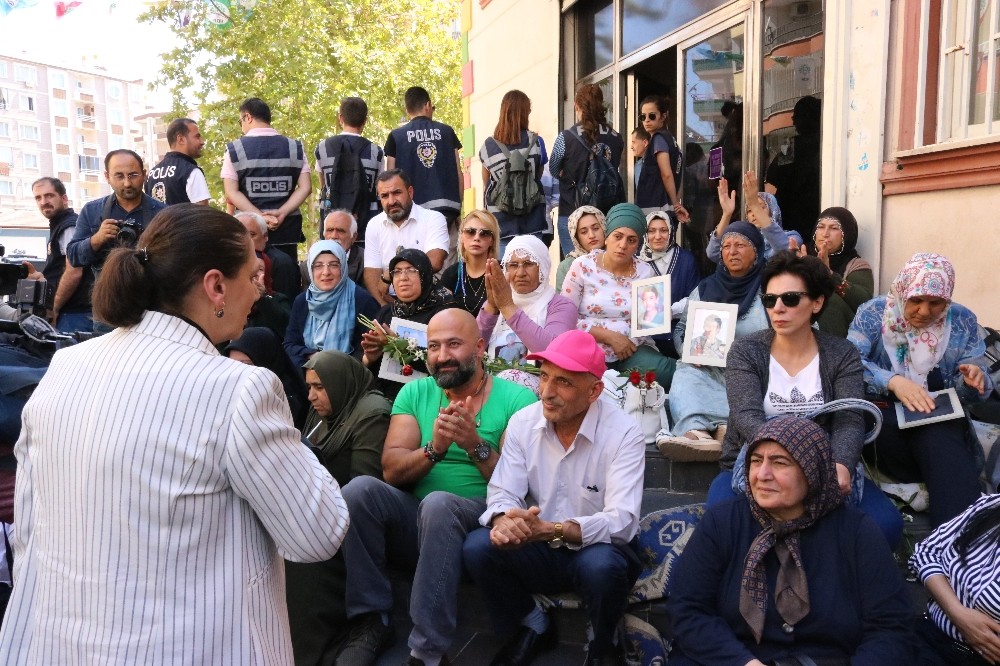 AK Parti’li vekilden HDP önünde eylem yapan ailelere destek ziyareti 
