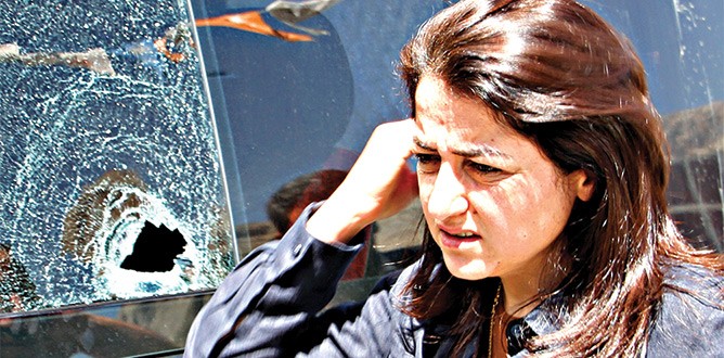 AK Partili vekile taşlı saldırı