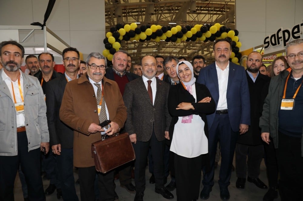 AK Partili Yavuz dünyanın en büyük arıcılık festivaline katıldı 