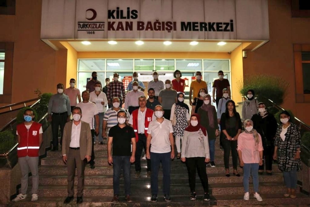AK Partililer kan bağışında bulundu 