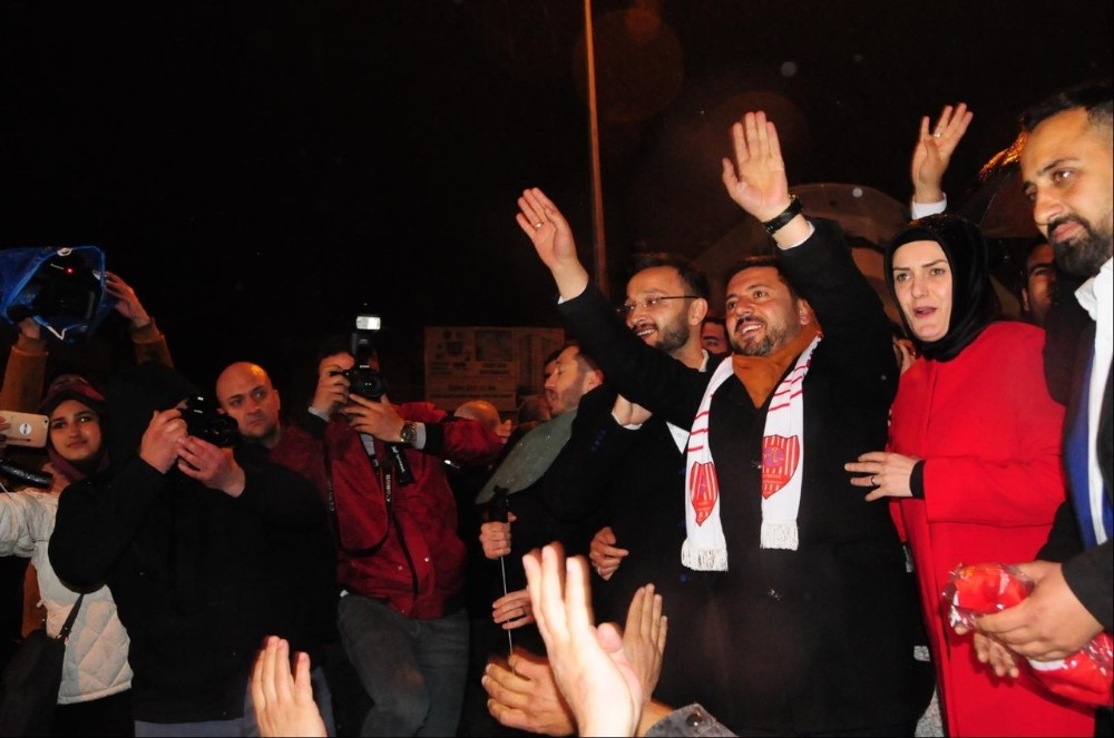 AK Partililer zaferi kutladı 