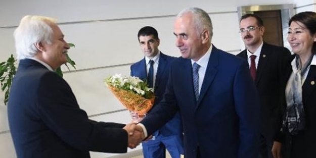 AK Parti’nin ilk ziyareti CHP’ye