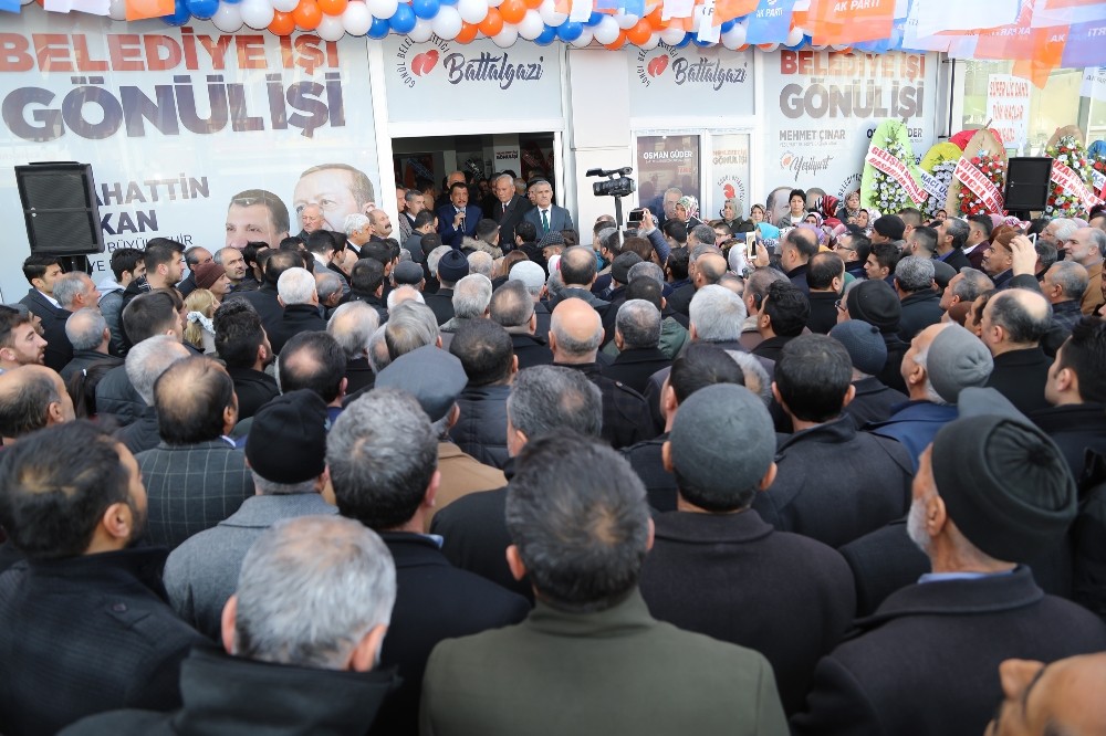 AK Parti’nin seçim bürosu açıldı 