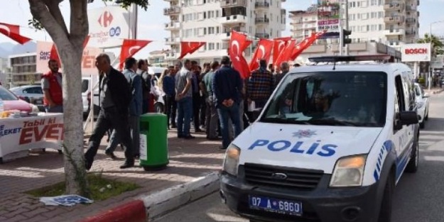AK Parti'nin standına saldırı!