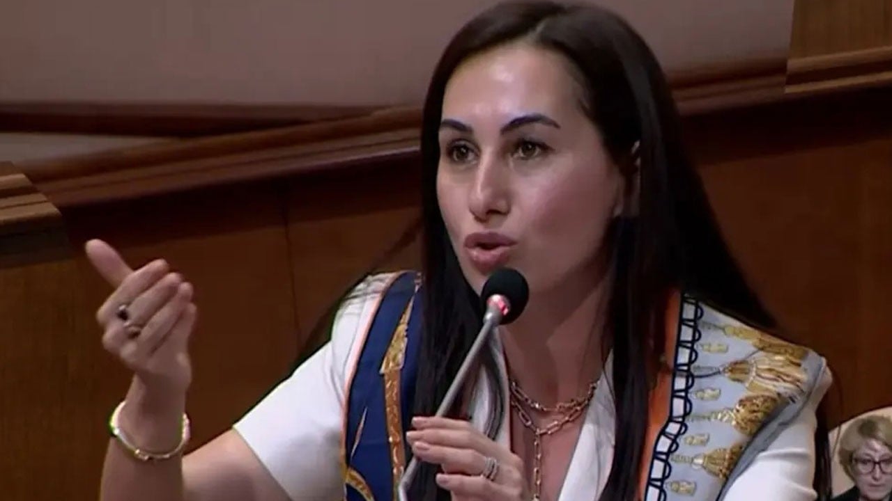 Ak Parti’ye geçen Özlem Gürzel’den CHP’li İBB’ye sert tepki: Hizmet nasıl yapılır size de öğreteceğiz!