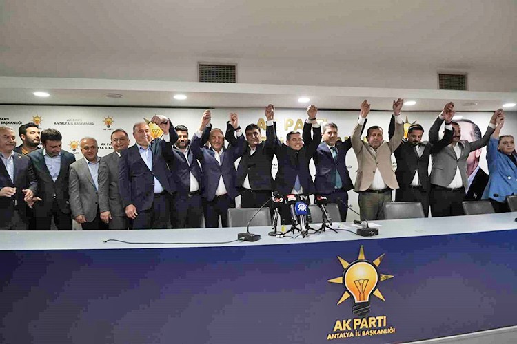 AK Parti’ye katılanlar için rozet takma töreni düzenlendi: AK Parti’ye binlerce yeni üye katıldı