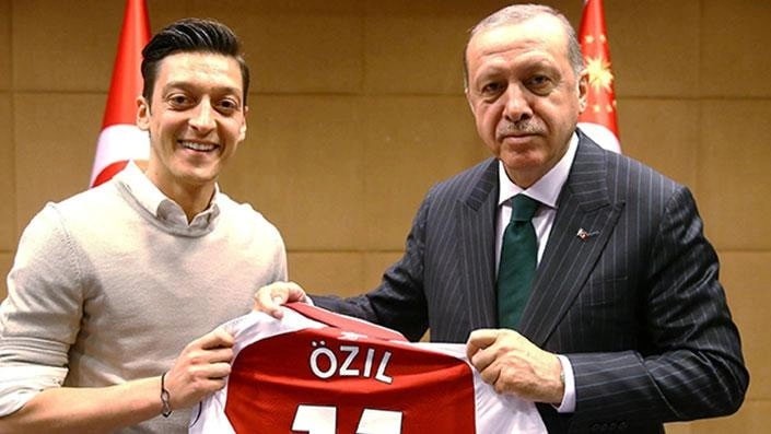AK Parti’ye katılmıştı! Mesut Özil’e Almanya’da büyük ayıp