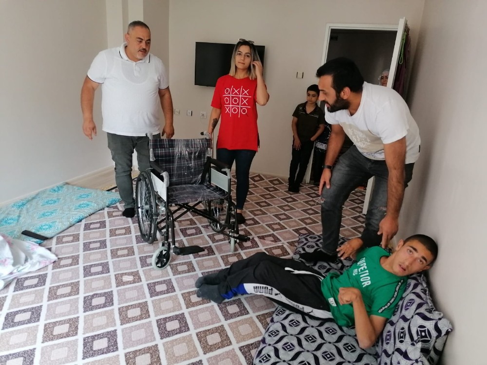 Ak Sevdalılar bedensel engelli genci sevindirdi 