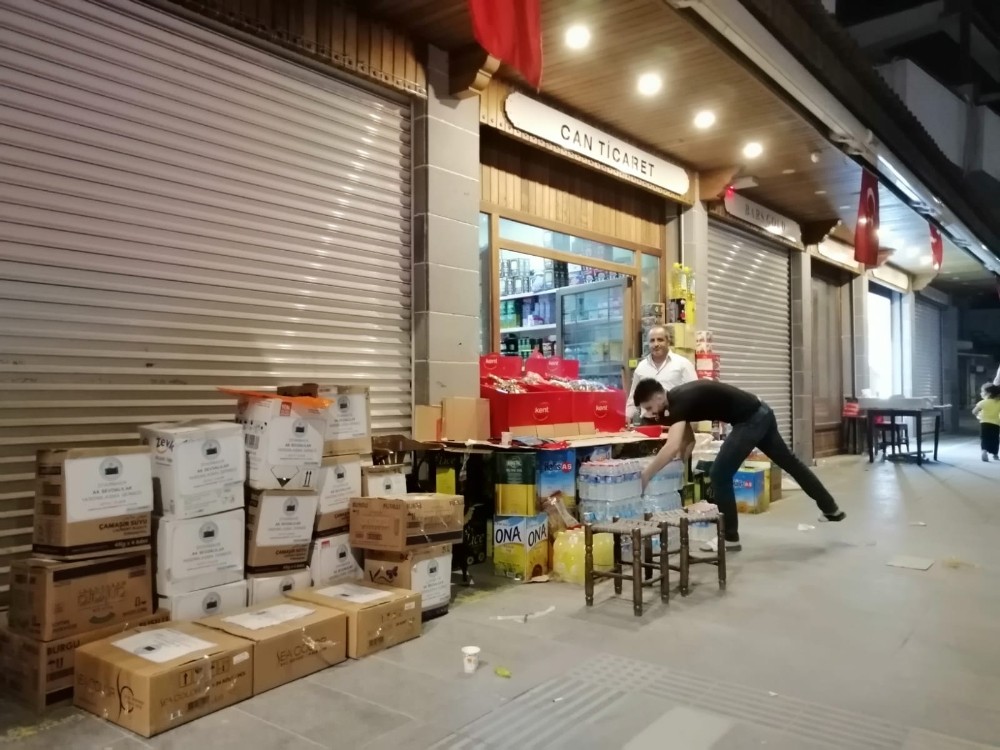 Ak Sevdalılar Derneği, bayram öncesi ihtiyaç sahiplerinin yüzünü güldürdü 