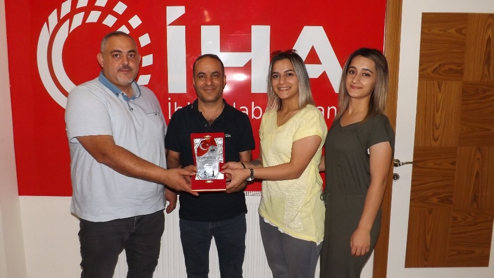 Ak Sevdalılar Yardımlaşma Derneğinden İHA’ya plaket 