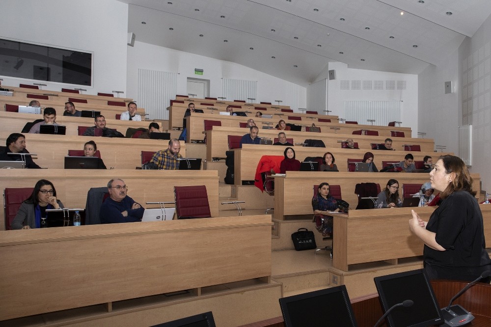 Akademisyenlere veri tabanları hakkında eğitim verildi 