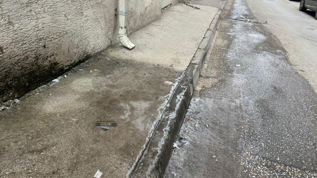 Akan klima suyu kaldırımı buzla kapladı