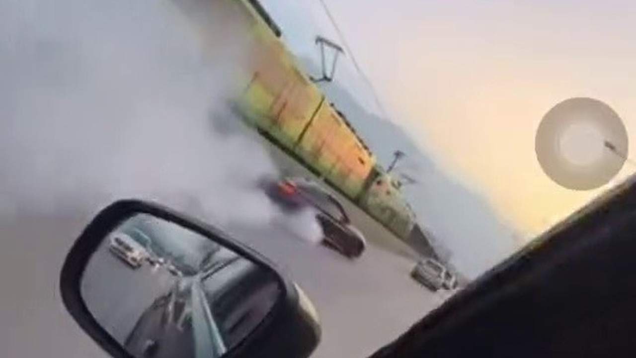 Akan trafikte asfaltı ağlattı! Trafik magandasından çılgın drift