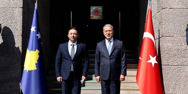Akar Kosovalı mevkidaşı Mehaj’ı törenle karşıladı