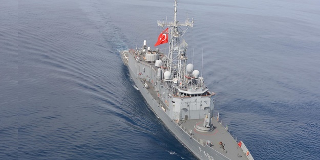 Akar ve komutanlar helikopterle gemiye indi