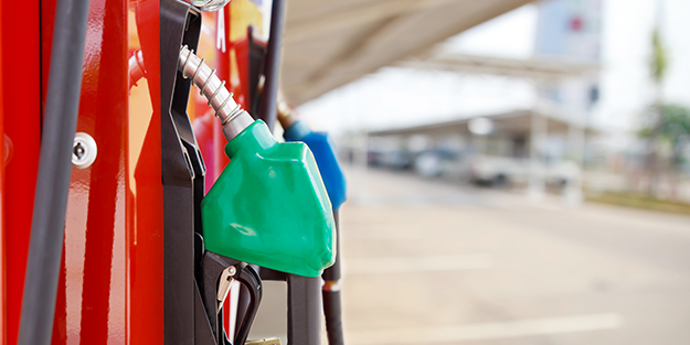 'Akaryakıt fiyatları 12 liraya düşecek' dedi ve tarih verdi! Vatandaşları sevince boğacak açıklama