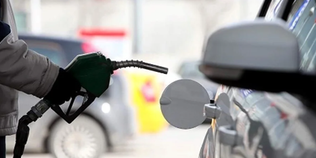 Akaryakıt fiyatları bir kez daha değişti! 4 lirayı geçti, bu kadarı hiç beklenmiyordu