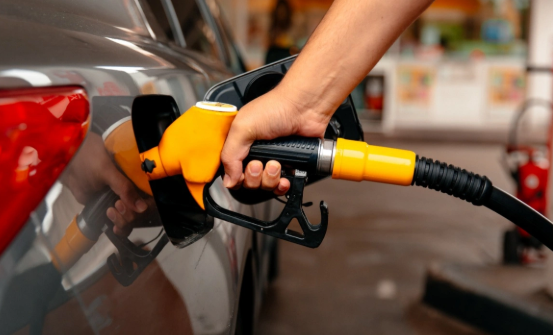 Akaryakıt fiyatlarında beklenen nefes: İndirim pompaya yansıdı!