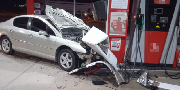 Akaryakıt istasyonuna dalan otomobilin sürücüsü yaya olarak kaçtı