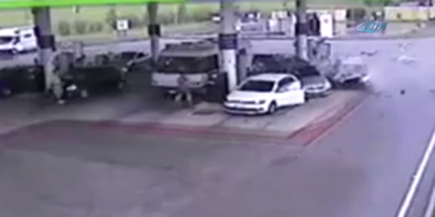 Akaryakıt istasyonuna daldı - VIDEO