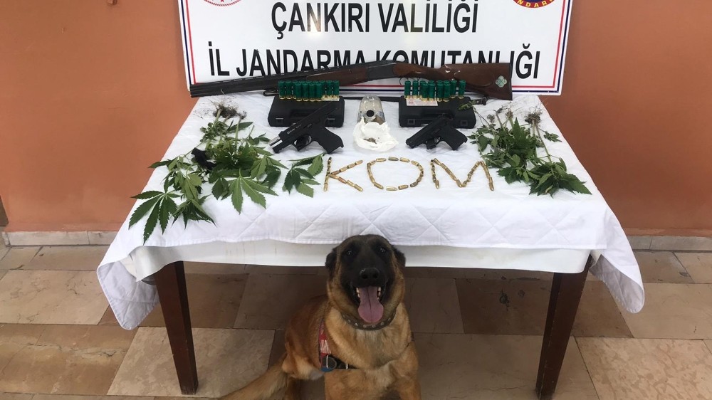 Akaryakıt istasyonuna ’uyuşturucu’ operasyonu: 2 gözaltı 