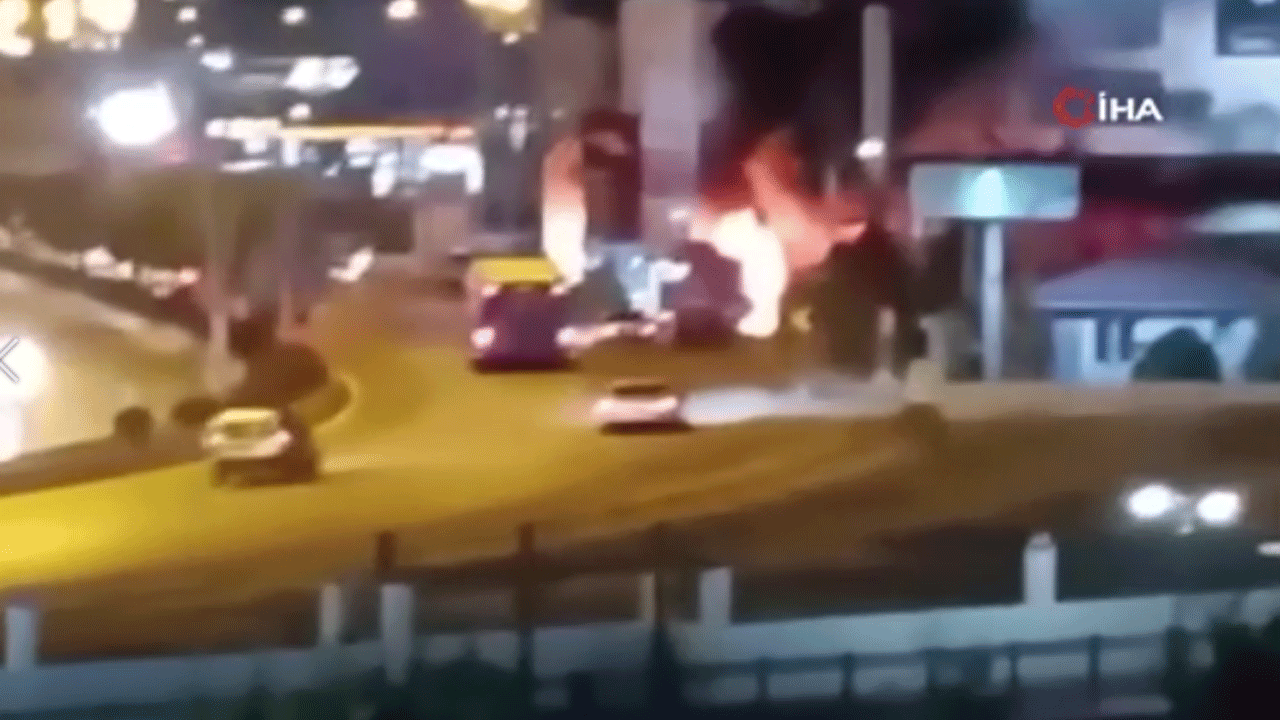 Benzin istasyonunda bekleyen araç cayır cayır yandı
