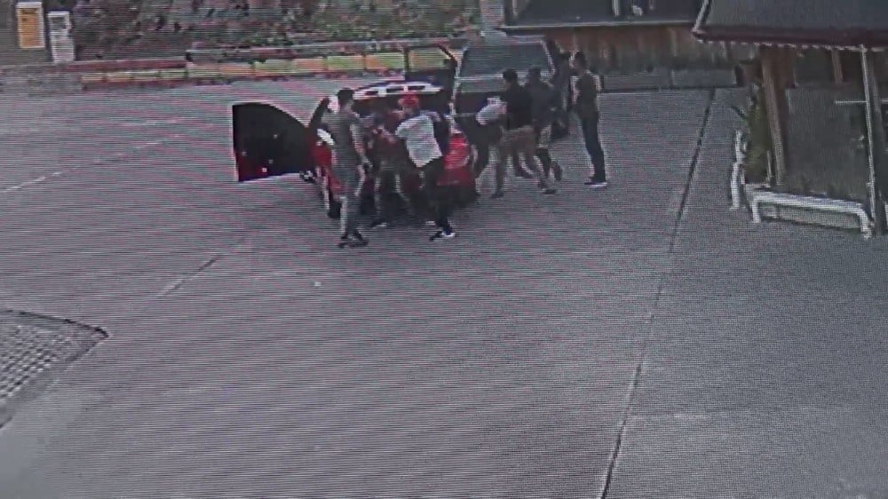 Akaryakıt istasyonunda dehşeti yaşattılar, zorla aracın bagajına sokup darp ettiler 