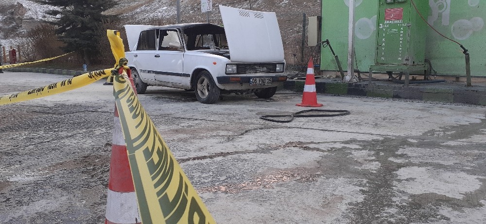 Akaryakıt istasyonunda gaz alan araç patladı, sürücü yaralandı 
