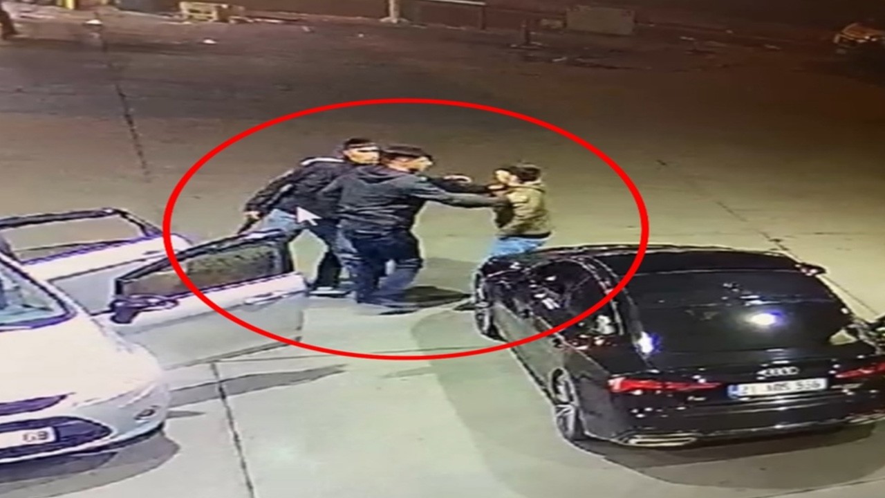 Akaryakıt istasyonunda husumetlilerini darbederek kaçırdılar; o anlar kamerada