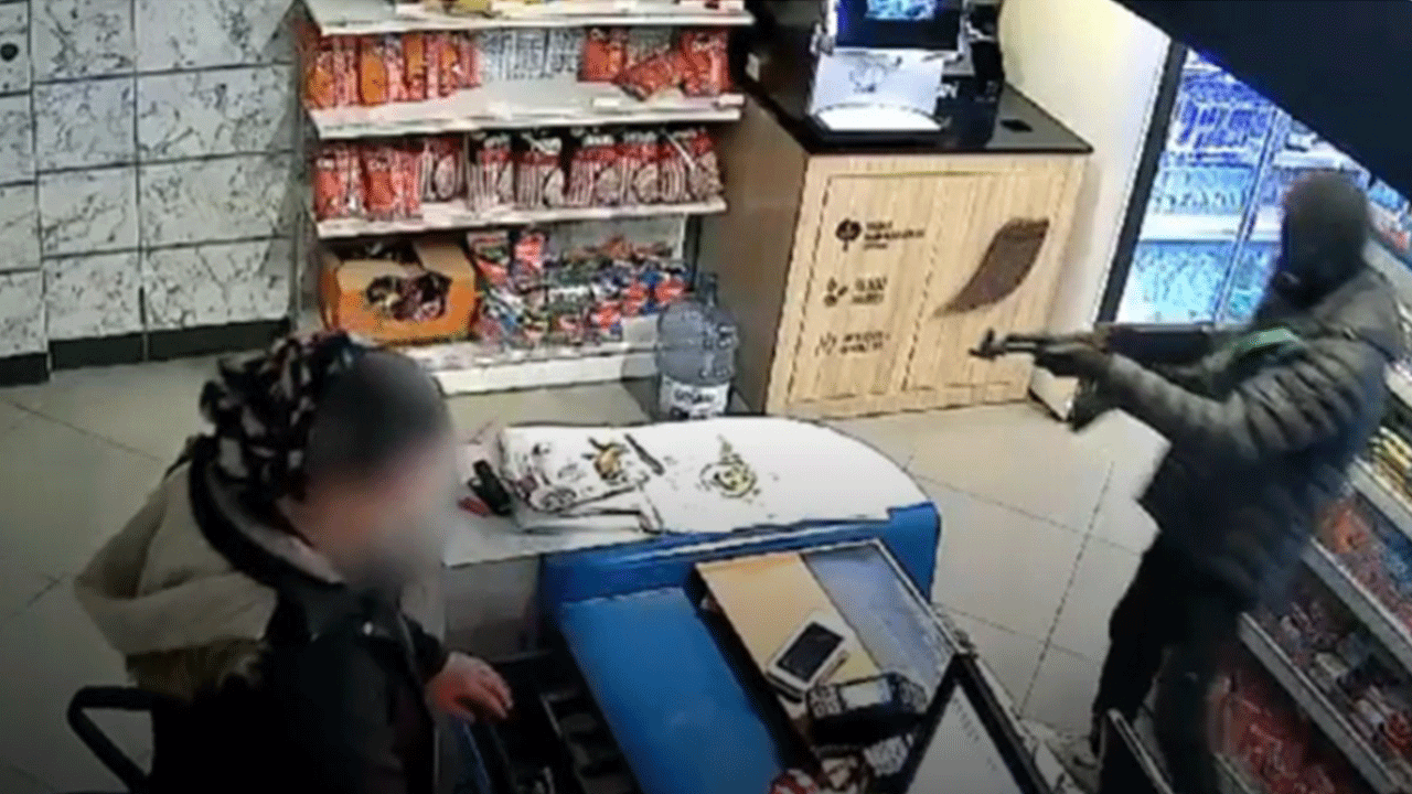 Akaryakıt istasyonunda kalaşnikoflu soygun! Kasiyer kadın dondu kaldı!