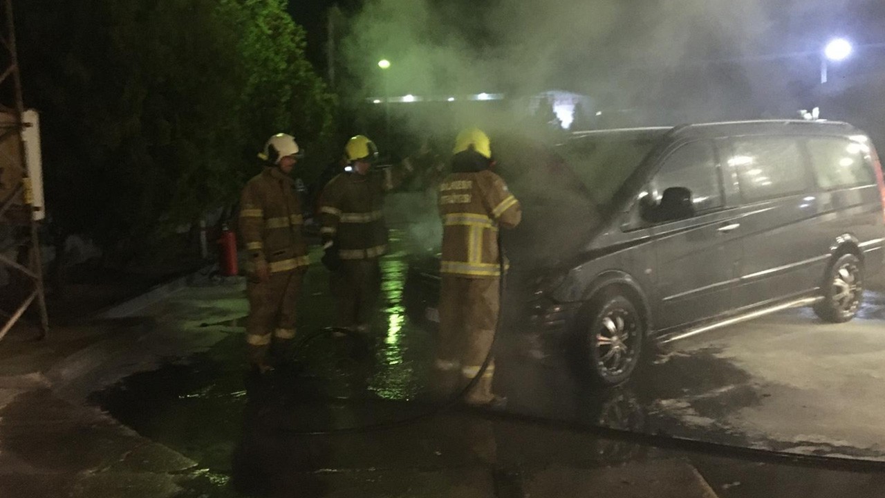 Akaryakıt istasyonunda park halindeki minibüsün motoru yandı!