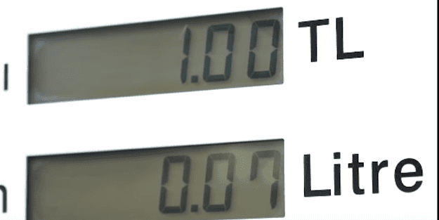 Akaryakıt istasyonundan 1 TL'lik benzin aldılar! Yakıt pompası araçta kaç saniye kaldı?