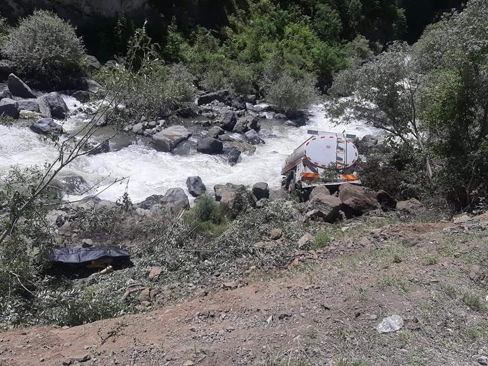 Akaryakıt tankeri dereye yuvarlandı: 1 ölü, 1 yaralı 