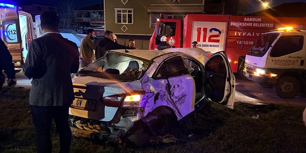 Akaryakıt tankerine çarpan otomobil devrildi