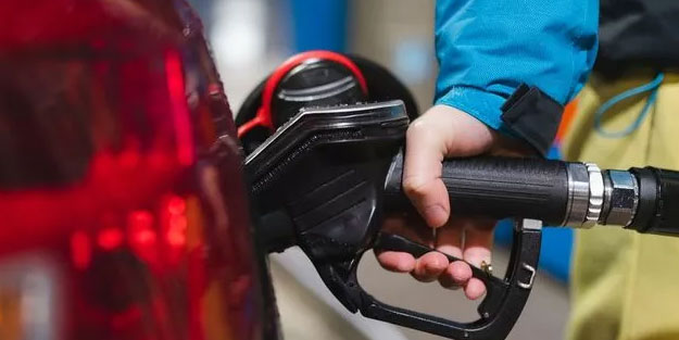 Akaryakıtta ibre tersine döndü! Motorine indirim yapıldı