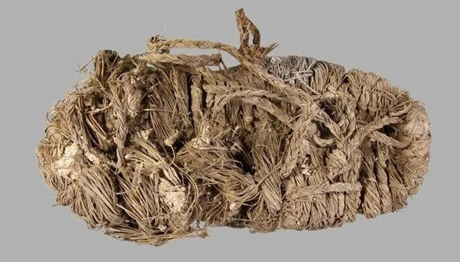 Akbaba yuvasında 750 yıllık hasır ayakkabı bulundu