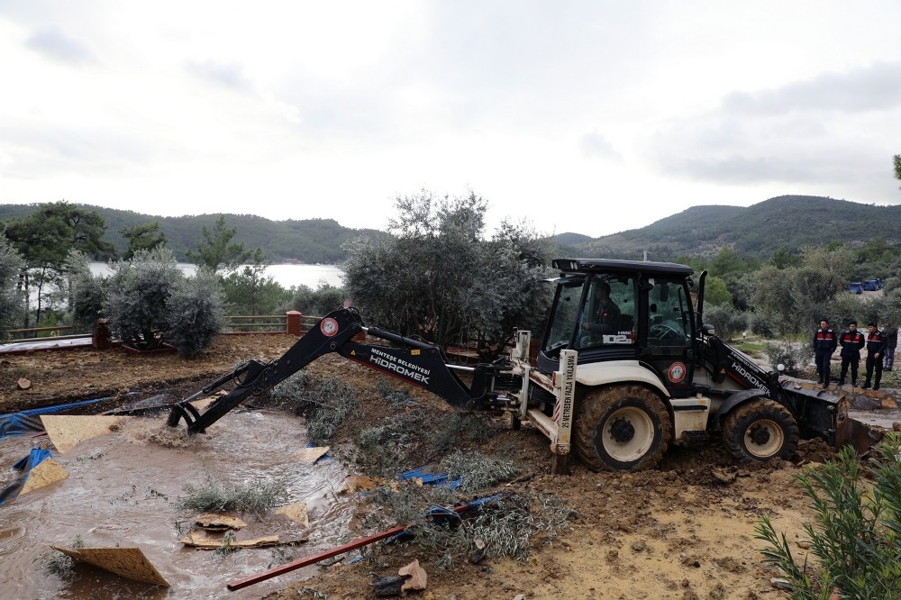 Akbük koyunda imara aykırı 21 yapı yıkıldı 