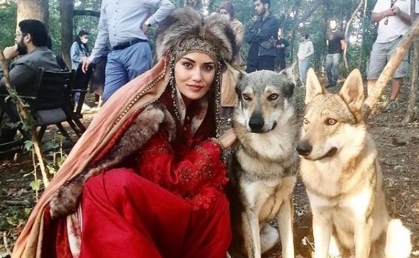 Akça Hatun Fahriye Evcen diziden ayrıldı mı? Alparslan: Büyük Selçuklu'dan Akça Hatun ayrıldı mı?