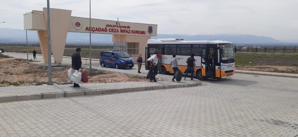 Akçadağ’da hükümlüler tahliye edilmeye başlandı 
